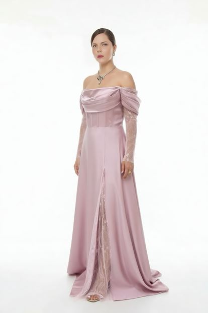 فستان سهرة بمقاسات كبيرة من الساتان الوردي الفاتح بتصميم الكورسيه